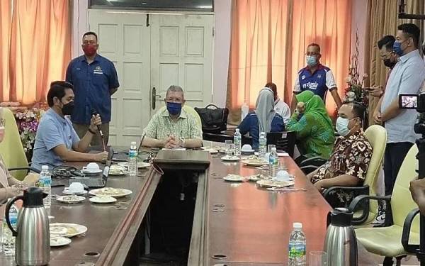 Saifuddin mengikuti taklimat sempena lawatan dan penyerahan cenderahati kepada petugas kesihatan di Pejabat Kesihatan Daerah (PKD) Kuantan pada Sabtu.