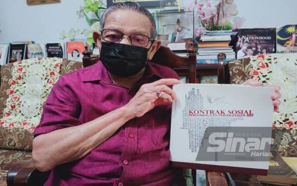 Mohd Yussof menunjukkan buku Kontrak Sosial pada sidang akhbar pada Sabtu.