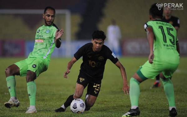 Antara aksi menarik pertemuan Perak menentang Melaka United di Stadium Hang Jebat malam tadi. - Foto PERAK FC