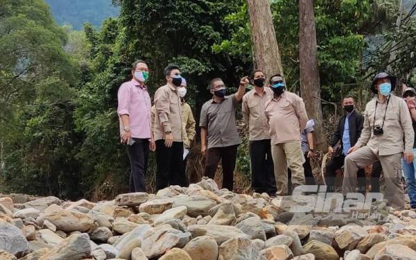 Takiyuddin (tiga dari kiri) meninjau kesan tragedi kepala air di Pusat Rekreasi Titi Hayun di Gunung Jerai, Yan pada Sabtu.