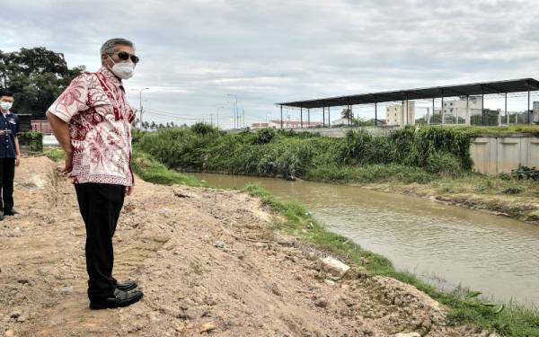 Mansor melakukan lawatan kerja di kawasan yang mengakibatkan banjir di Kampung Sethu, Kampung Jawi dan sepanjang Sungai Jawi, Daerah Seberang Perai Selatan (SPS) pada Sabtu. - Foto: Bernama