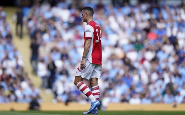 Xhaka ketika dilayangkan kad merah semasa aksi menentang Manchester City dalam aksi Liga Perdana Inggeris (EPL) di Stadium Etihad pada 28 Ogos lalu.- Foto AFP