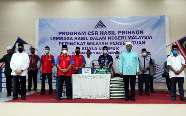 Idris (barisan hadapan, dua dari kanan) menyempurnakan Majlis Penyampaian Bakul Makanan di Masjid Sallahuddin AL Ayyubi Setapak pada Sabtu.