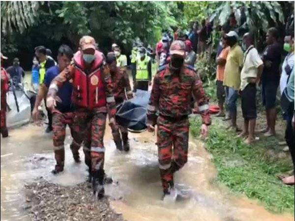 Seorang daripada mangsa ditemui terperangkap di tempat duduk penumpang. - Foto Awani