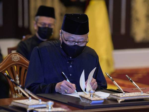 Ismail Sabri Yaakob menandatangani Surat Cara Pelantikan sebagai Perdana Menteri kesembilan pada Istiadat Pengurniaan Surat Cara Pelantikan dan Mengangkat Sumpah Jawatan dan Setia serta Sumpah Simpan Rahsia sebagai Perdana Menteri di Istana Negara pada 21 Ogos lalu. - Foto Bernama
