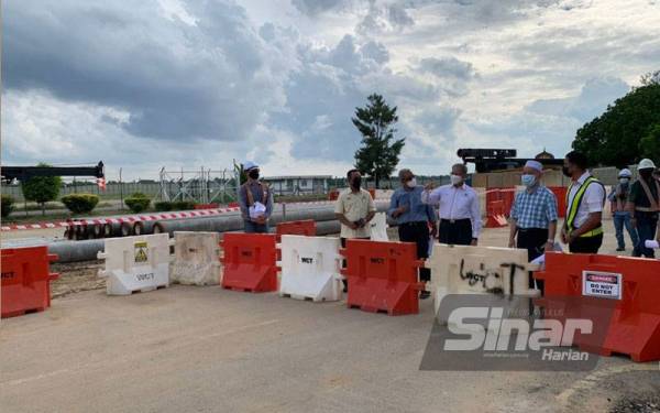 Mustapa (tengah) mendengar taklimat mengenai naik taraf LTSIP di Pengkalan Chepa di sini.