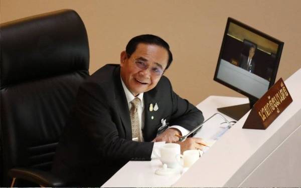 Prayut dikecam parti pembangkang atas ketidakcekapan kepimpinannya menguruskan program bantuan ekonomi, usaha membendung penularan Covid-19 dan kadar perlahan kempen vaksinasi kebangsaan. - Foto Agensi