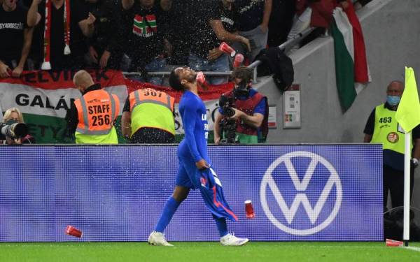 Penyokong Hungary membaling objek terhadap Sterling apabila pemain tersebut secara selamba meraikan jaringan pembukaan The Three Lions di Puskas Arena, Budapest. - Foto AFP