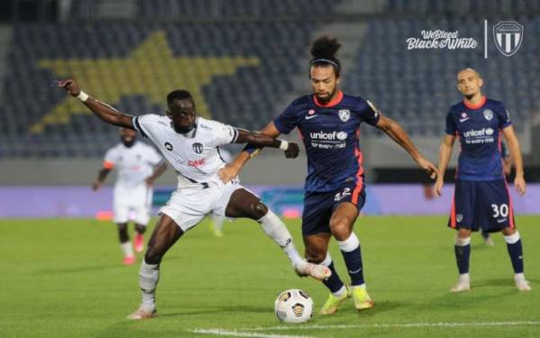 Antara aksi menarik perlawanan TFC menentang JDT di Stadium Sultan Mizan Zainal Abidin. - Foto Terengganu FC