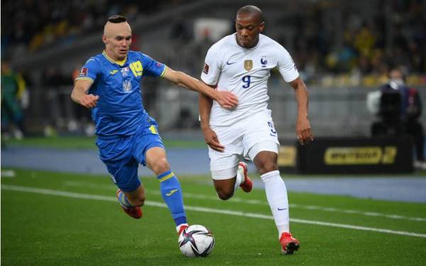 Martial (kanan) diasak pemain Ukraine, Oleksandr Tymchyk dalam aksi kelayakan Piala Dunia di Stadium Olimpik, Kiev. - Foto AFP