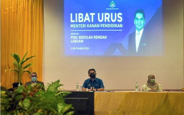 Mohd Radzi (tengah) pada Sesi Libat Urus Warga Pendidik dan Kakitangan Jabatan Pendidikan Labuan Bersama Persatuan Ibu Bapa dan Guru (PIBG) Sekolah Rendah Labuan pada Ahad. - Foto Bernama