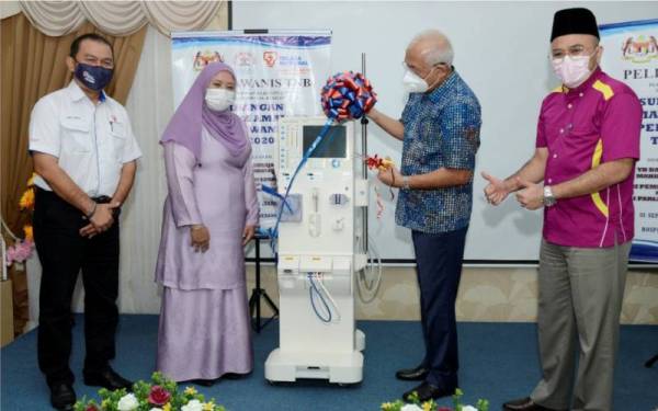 Mahdzir (dua kanan) menyempurnakan gimik penyerahan mesin hemodialisis kepada Hospital Kuala Nerang, pada Ahad.