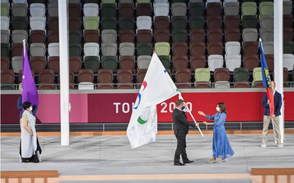 Gabenor Tokyo, Yuriko Koike (kiri) menyaksikan Andrew Parsons (tengah), menyerahkan bendera Sukan Paralimpik kepada Datuk Bandar Paris, Anne Hidalgo, semasa upacara penutup Sukan Paralimpik Tokyo 2020 pada Ahad. - Foto AFP