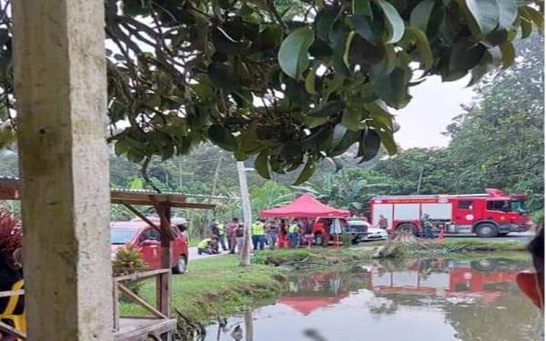 Kenderaan pasukan penyelamat berada di lokasi kejadian. 