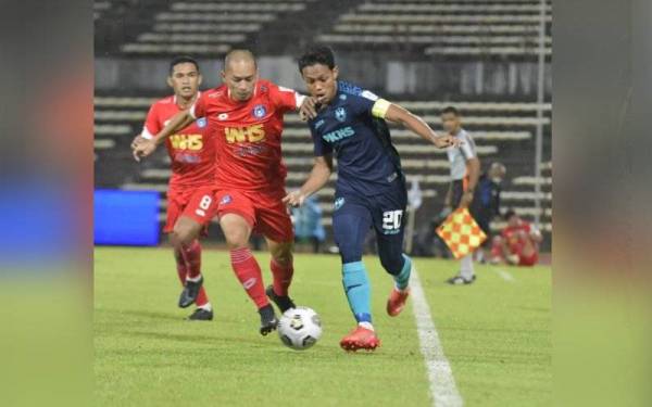 Antara aksi menarik pertemuan Sabah menentang Selangor di Likas malam ini. - Foto Sabah FC