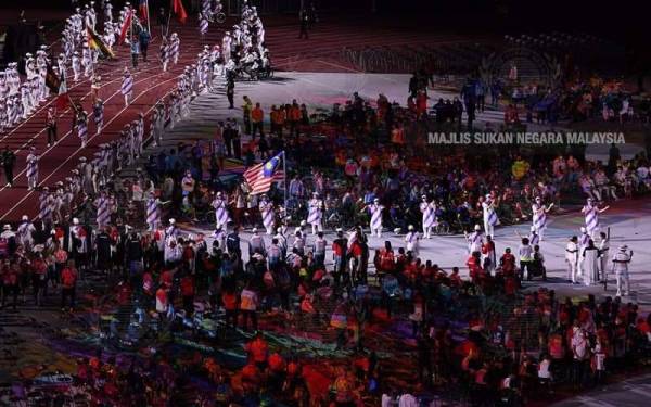 Jalur Gemilang dibawa masuk ke Stadium Olimpik, sempena upacara penutup Sukan Paralimpik Tokyo 2020, pada Ahad. - Foto Majlis Sukan Negara Malaysia. 