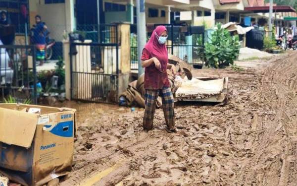 Banjir lumpur tebal meliputi persekitaran perumahan akibat kesan fenomena kepala air dari Gunung Jerai pada petang 18 Ogos lalu.