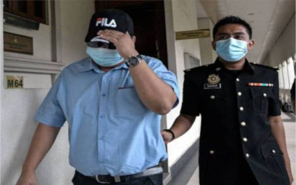 Yusrazif (kiri) dibawa ke Mahkamah Sesyen Kuala Lumpur tahun lalu atas pertuduhan rasuah. - Foto Bernama.