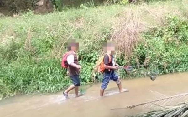 Dua suspek cuba melarikan diri sebaik diserbu pihak berkuasa. Foto: Ihsan Jabatan Perikanan Negeri Sembilan