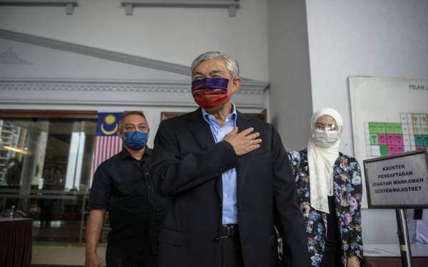 Bekas Timbalan Perdana Menteri,Datuk Seri Dr Ahmad Zahid Hamidi (tengah) selepas menghadiri prosiding sambung bicara kesnya di Mahkamah Tinggi pada Isnin. - Foto Bernama