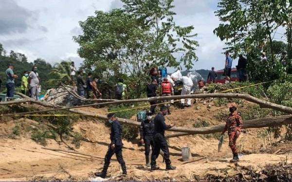 Mayat mangsa dibawa keluar dari lokasi ditemui untuk dihantar ke Hospital Queen Elizabeth I, Kota Kinabalu.