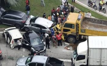 Lori Pasir Rempuh Tujuh Kenderaan Di Lampu Isyarat