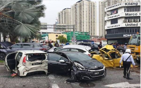 Rempuhan itu melibatkan lima kenderaan di lampu isyarat di Jalan Ipoh Sentul pada Isnin.