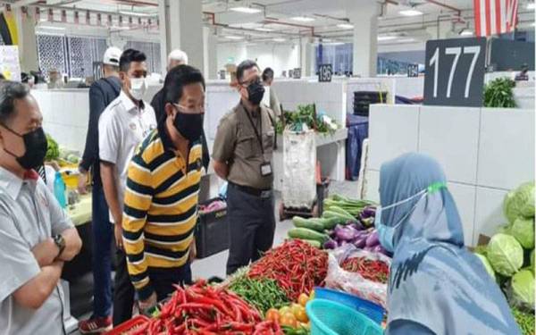 Jalaluddin (tiga dari kanan) meninjau salah seorang peniaga di Pasar Harian Selayang ketika turun padang, pada Selasa. - Foto Facebook Jalaluddin Alias