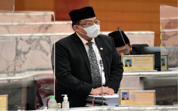 Mohd Izhar Ahmad menggulung perbahasan pada Persidangan Ketiga Dewan Undangan Negeri Johor ke-14 di Bangunan Sultan Ismail, pada Selasa. 