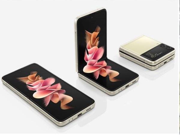 Telefon Samsung Galaxy Z Flip3 5G kini dibuka untuk pra-pesanan dan pembeli berpeluang mendapatkan e-baucar bernilai RM600 untuk dibelanjakan di Samsung Malaysia Online Store apabila membuat pesanan pada 21 September, 2021. - Foto Bernama