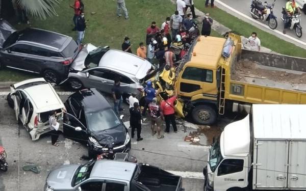 Kejadian lori hilang kawalan rempuh lima kenderaan di Jalan Ipoh Sentul pada Isnin.