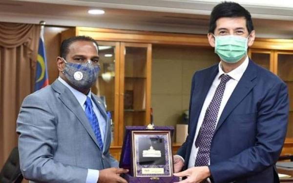 M Saravanan ketika menerima kunjungan hormat Pesuruhjaya Tinggi Australia ke Malaysia Dr Justin Lee di pejabatnya di sini pada Selasa. - Foto FB Datuk Seri M Saravanan