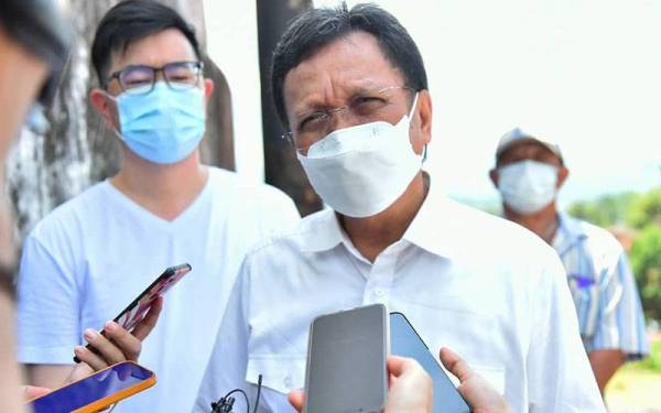 Shafie ditemui pemberita ketika melawat penduduk yang terjejas akibat tanah runtuh di Kampung Kopungit, Kota Kinabalu.