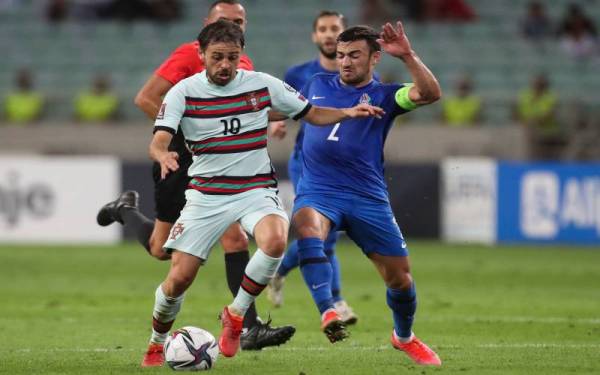 Pemain Portugal, Bernardo Silva (kiri) cuba melepasi kawalan pertahanan Azerbaijan, Gara Rarayev pada aksi kelayakan berkenaan pada Rabu. Foto: EPA