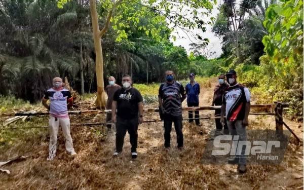 Mustaqim (kiri) dan Zool Amali bersama wakil penduduk lain membantah sebarang usaha untuk mengambil alih tanah perkuburan orang Islam.