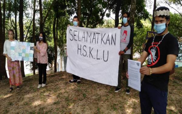 Shaq (kanan) menunjukkan memorandum bantahan penyahwataan HSKLU yang diserahkan kepada kerajaan Selangor, pada Rabu.