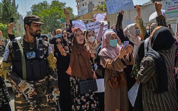 Kumpulan penunjuk perasaan melaungkan slogan anti-Pakistan berhampiran kedutaan negara itu di Kabul pada Selasa. - Foto: AFP