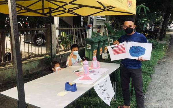 Alya Aqeela (tengah) bergambar dengan pembeli yang merupakan penduduk sekitar Kampung Malaysia Raya, Sungai Besi di sini pada Selasa.