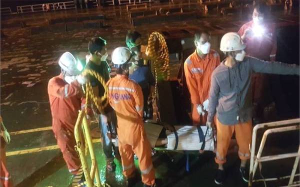 Maritim Bantu Pindahkan Kapten Kapal Kargo Diserang Angin Ahmar