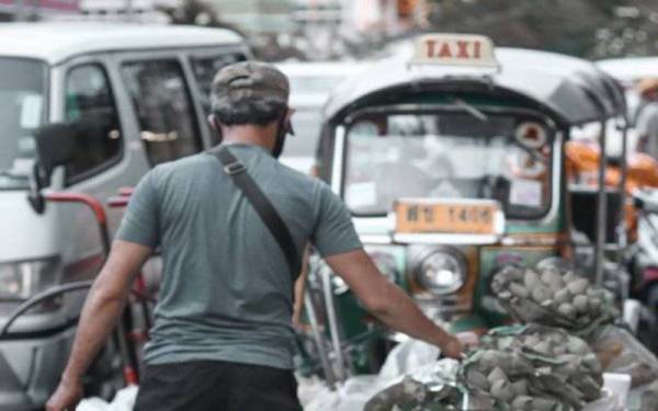 Ujian daripada peluh itu amat disenangi para pekerja di pasar Bangkok, yang mendakwa kaedahnya lebih 'mesra' berbanding ujian calitan menerusi lubang hidung. - Foto Unsplash