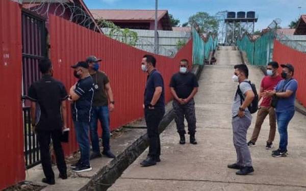 Masri sedang melakukan rundingan dengan penghuni yang membuat merusuh DTI Kota Kinabalu.