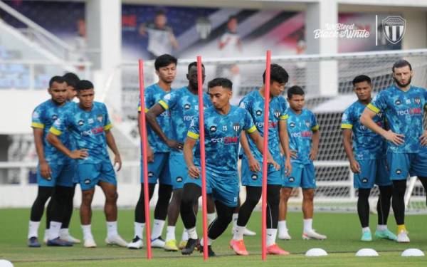 Sebahagian pemain TFC menjalani latihan sebelum berkunjung ke Stadium Bandaraya, Pulau Pinang bagi menentang Penang FC, Ahad ini. - Foto Facebook Terengganu FC 