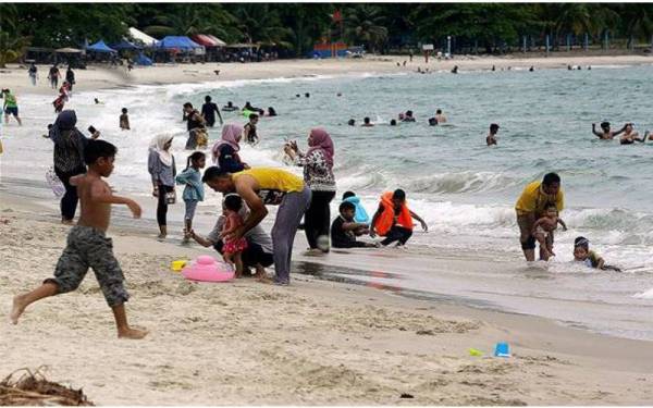  Jumlah pengunjung dijangka terus meningkat apabila kerajaan membenarkan aktiviti rentas negeri tidak lama lagi memandangkan Port Dickson sememangnya menjadi tumpuan pelancong sebelum ini. Foto fail.