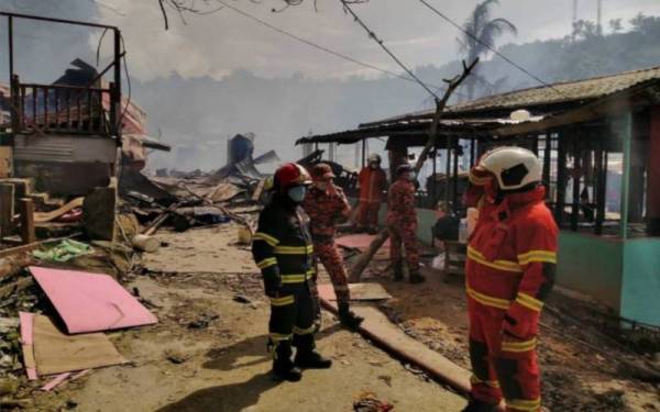 Anggota bomba dan penyelamat memeriksa kawasan kebakaran. - Foto ihsan bomba 