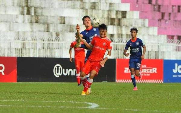 Pemain Kelantan FC (jersi merah) dikawal rapi oleh pemain JDT II pada aksi Liga Premier di Stadium Sultan Muhammad IV, Kota Bharu, pada Sabtu.