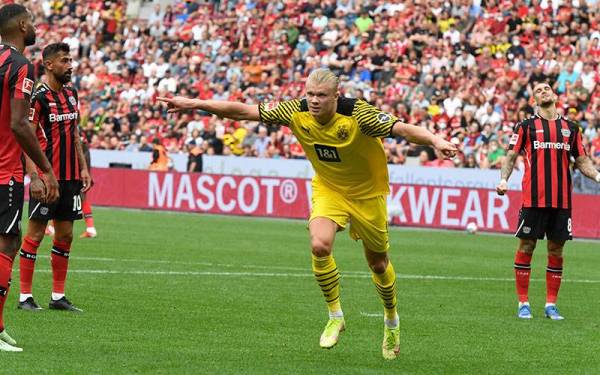 Haaland meraikan jaringan pertama Borussia Dortmund ketika bertandang ke BayArena menentang Bayer Leverkusen. FOTO: AFP