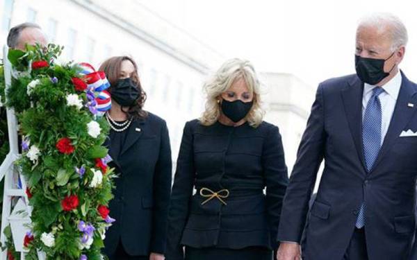 Joe Biden, isterinya Jill Biden, Naib Presiden Kamala Harris dan suaminya Douglas Emhoff, mengambil bahagian dalam upacara mengalungkan bunga pada ulang tahun ke-20 serangan pengganas di Pentagon, 11 September 2021. (Foto AP)