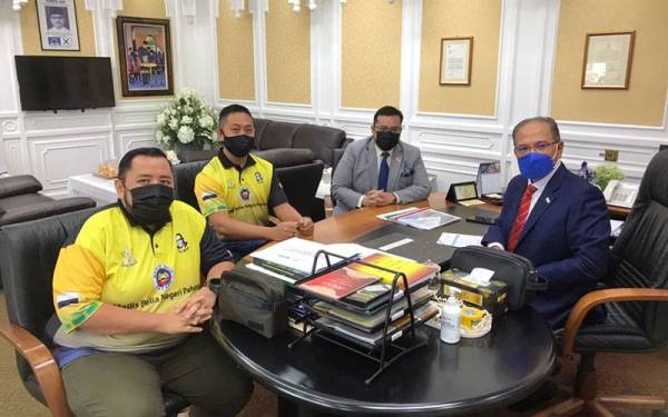 Mohd Izzat Afifi (kiri) dalam satu pertemuan dengan Wan Rosdy (kanan) di pejabat Menteri Besar di Wisma Sri Pahang.