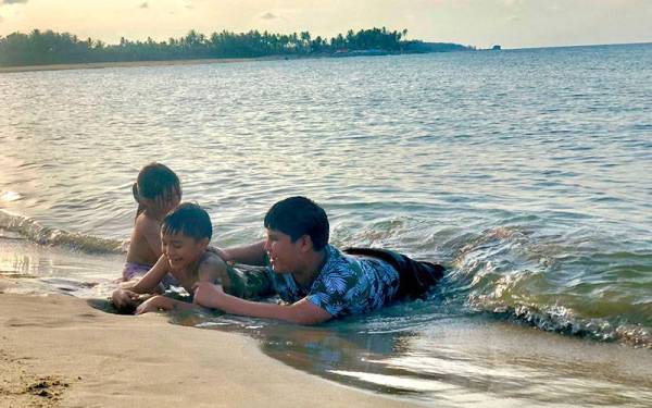 Anak-anak berusia 17 tahun dan ke bawah dibenarkan beriadah serta melancong dalam negeri ini sambil mematuhi protokol kesihatan umum, antara yang paling utama ialah tidak bergejala.
- Gambar hiasan