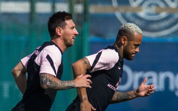 Messi (kiri) dan Neymar menjalani latihan menjelang aksi berdepan Club Brugge. - Foto wsj.com